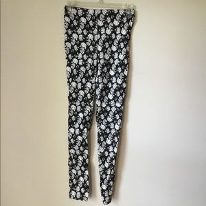 Black & White Leggings 👖 size S 💫